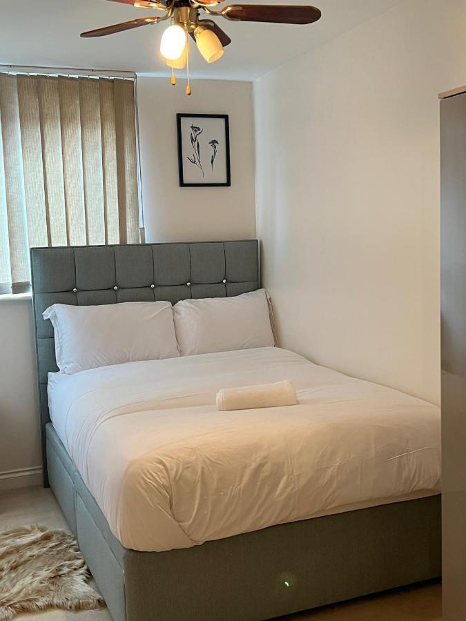 Stylish Luxe Apartment هارلو المظهر الخارجي الصورة